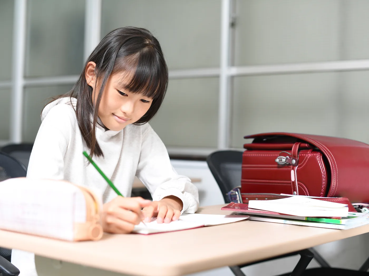 集中して学ぶ小学生